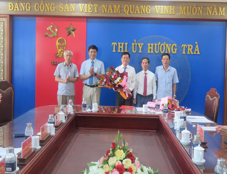 Đổng chí Nguyễn Viết Hà giữ chức vụ Phó Chủ tịch Ủy ban nhân dân thị xã Hương Trà